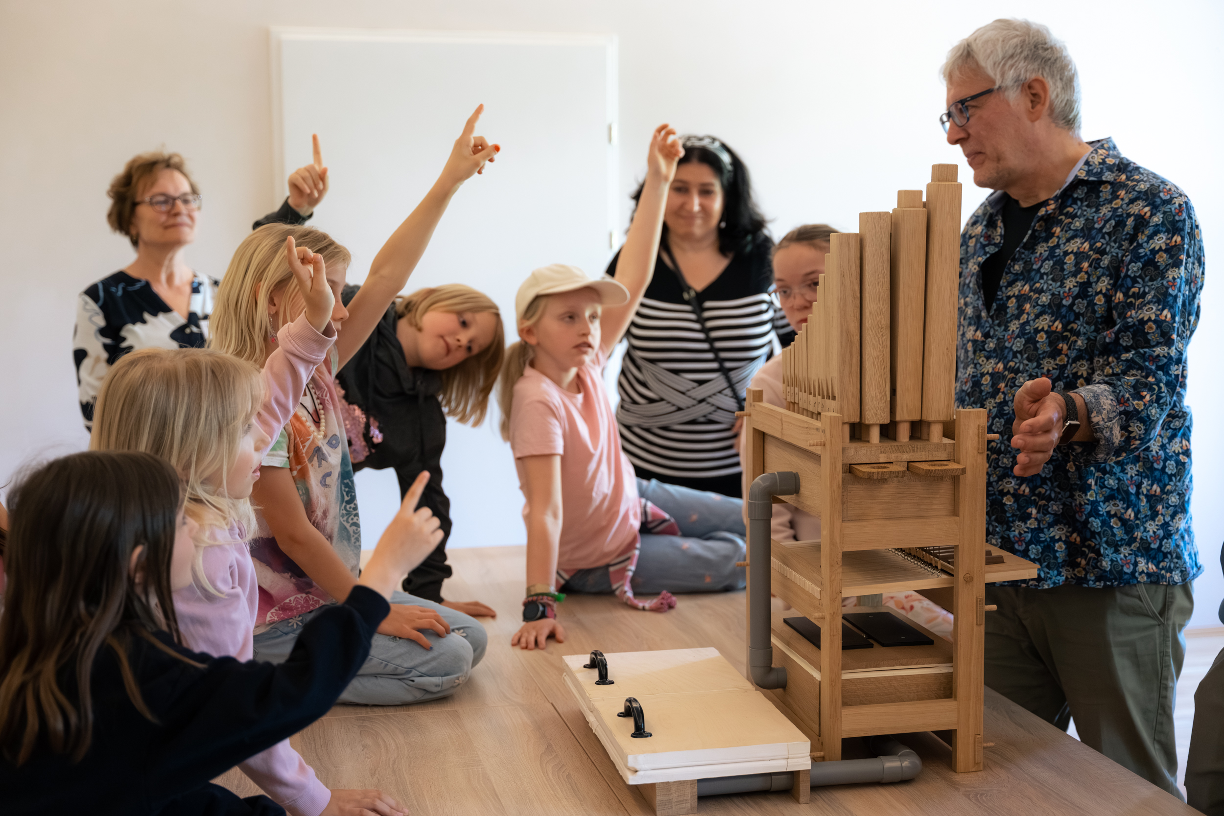 Kinder bauen eine Orgel